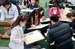 成都艺术职业学院第十一届校园文化艺术节 真人游戏橡胶跑道抢眼